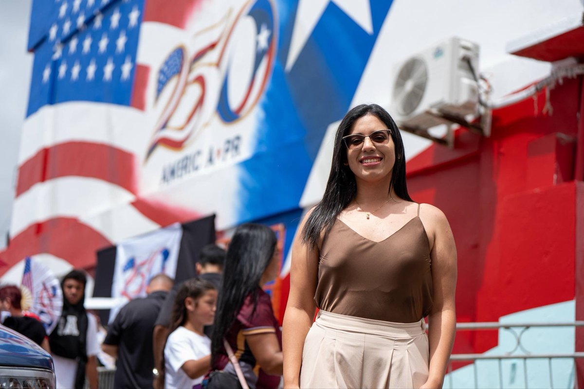 Jenniffer's tweet photo. Como legado de esta histórica celebración, se presentó el mural de la artista puertorriqueña Kaliany Serrano, una obra que une la bandera de Estados Unidos y la de Puerto Rico junto al emblema oficial de America 250 Puerto Rico. 🇺🇸🇵🇷

Esta pieza artística permanecerá como un símbolo permanente de nuestra historia compartida, nuestra identidad y la conmemoración de los 250 años de nuestra Nación.

#America250 #America250PR #Freedom250