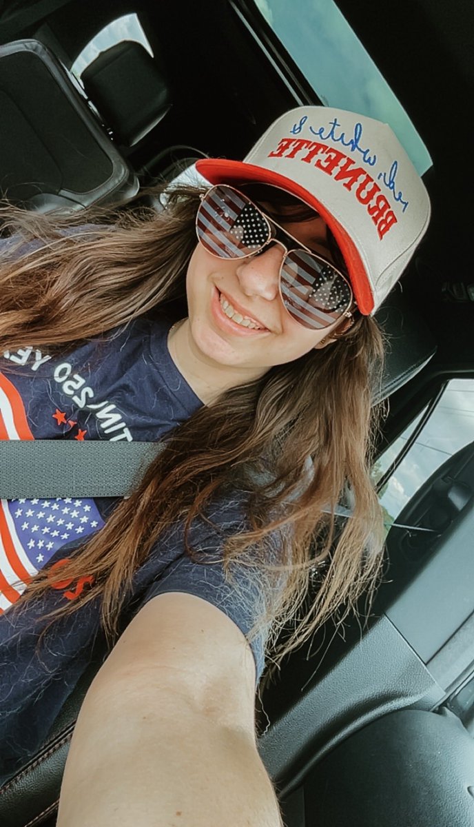 emmacarpenter0's tweet photo. Red, White &amp; Brunette — Happy 4th of July ❤️🤍💙 https://t.co/cY9nSR0M8X