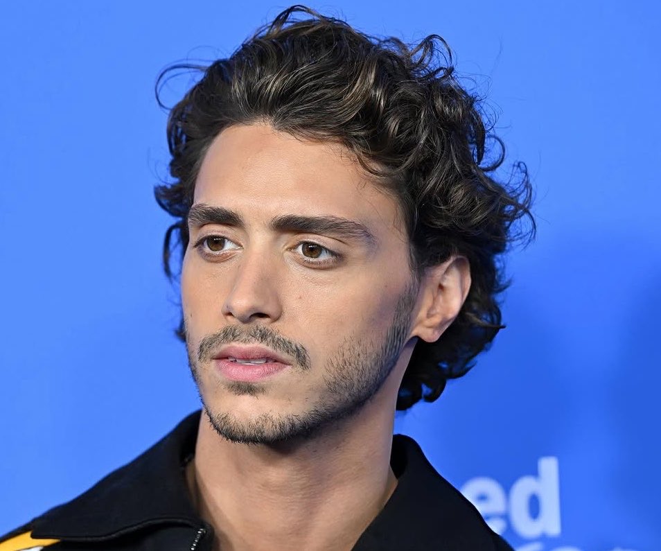 thexfavs's tweet photo. uma semana desse homem entregando o face card mais avassalador da história no blue carpet do obssession 🫦🔥 https://t.co/wLXjKwnHDB