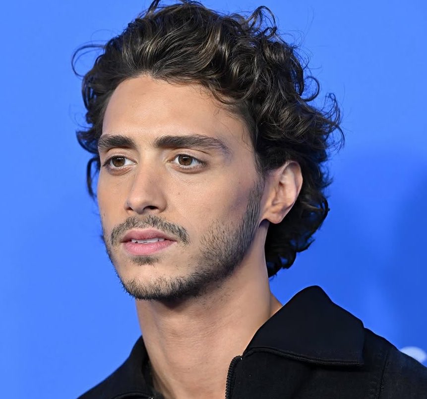 thexfavs's tweet photo. uma semana desse homem entregando o face card mais avassalador da história no blue carpet do obssession 🫦🔥 https://t.co/wLXjKwnHDB