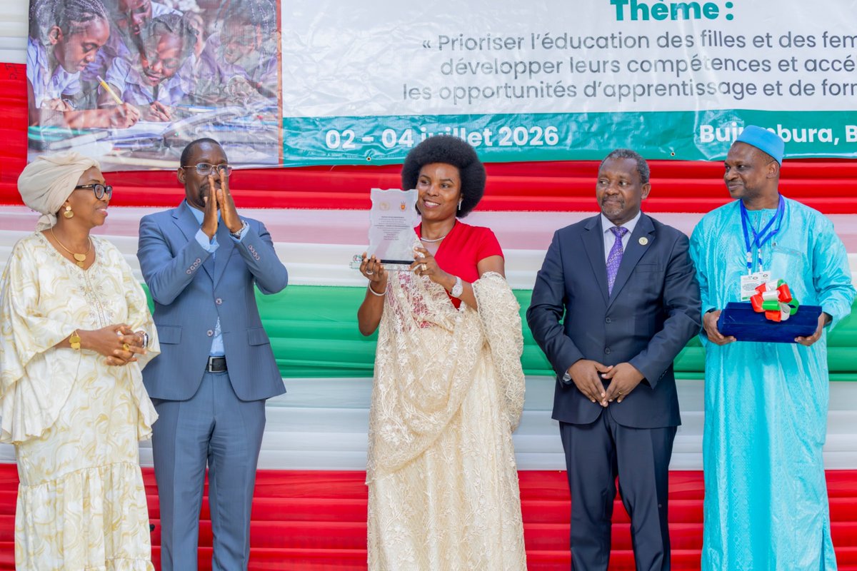 OPDD_Burundi's tweet photo. L'#UA et le Ministère de l'Éducation Nationale ont décerné, ce 4 juillet 2026, un prix à S.E. @Burundi1stLady , au nom de la Fondation Bonne Action Umugiraneza, en reconnaissance de son engagement remarquable en faveur de l'éducation des filles et de l'autonomisation des femmes. https://t.co/BACKAM0zro