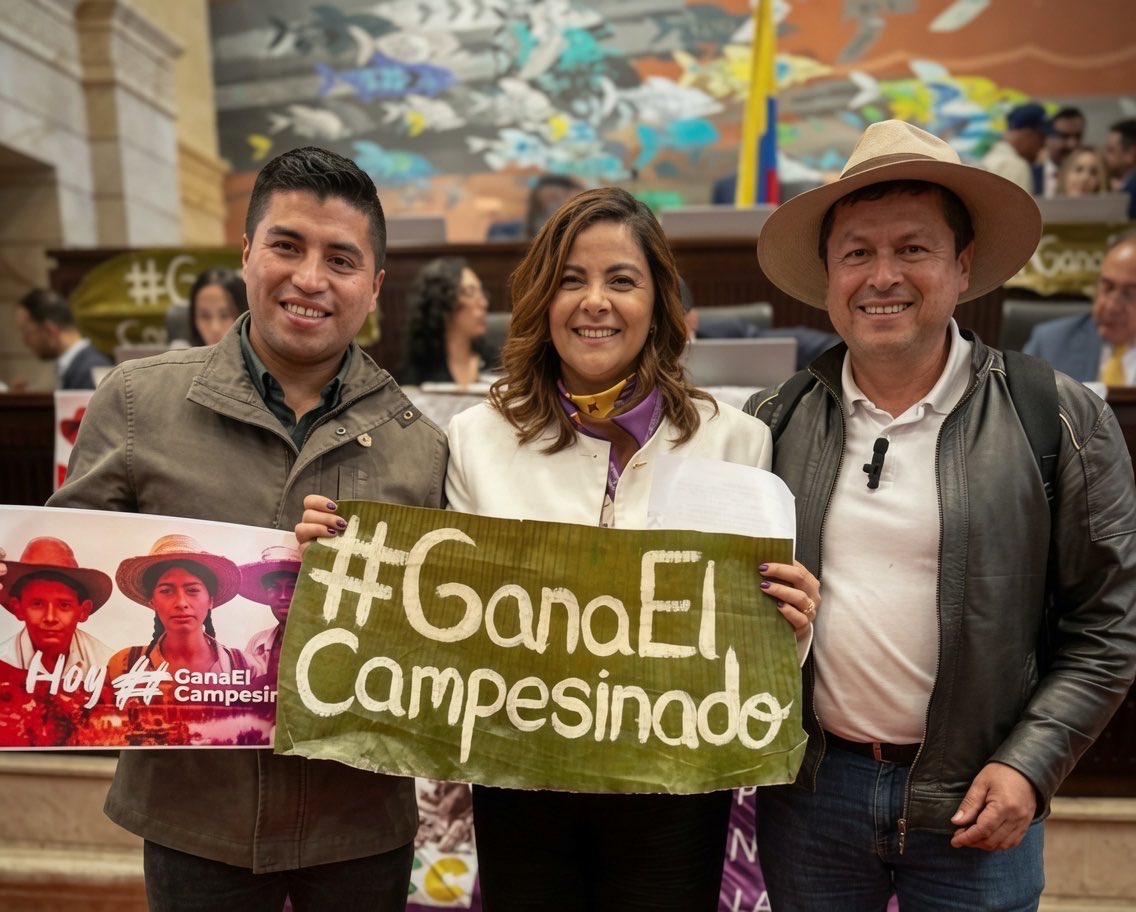 jmojicaflorez's tweet photo. Una Constitución permanece viva cuando es capaz de reconocer a quienes la historia mantuvo invisibles. 

Hoy la Constitución Política de 1991 cumple 35 años. Y mañana se cumplen tres años de una de sus reformas sociales más trascendentales: el reconocimiento del campesinado como sujeto de derechos y de especial protección constitucional.

Tuve el honor de impulsar esta reforma como Ministra de Agricultura, convencida de que una democracia se fortalece cuando amplía derechos y corrige injusticias históricas, reconociendo a quienes nos alimentan.

Con este acto, Colombia elevó a rango constitucional el reconocimiento del campesinado, su relación especial con la tierra y el deber del Estado de garantizar el acceso progresivo a la tierra, el territorio, el agua, las semillas, la asistencia técnica, la conectividad y una vida digna.