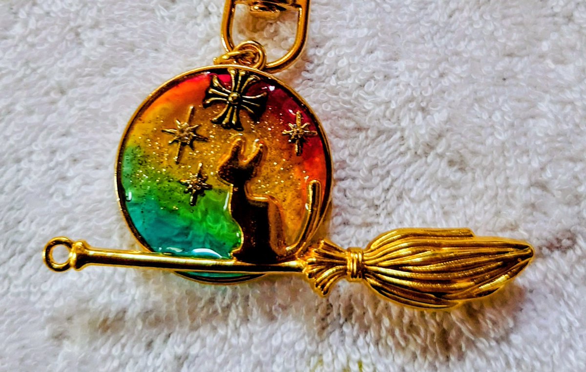 GU4MuEPsigsoCWH's tweet photo. レジン作品🌈可愛い猫ちゃん魔法のほうきに乗って✨#ろみレジン作品 https://t.co/5tol7YmhRy