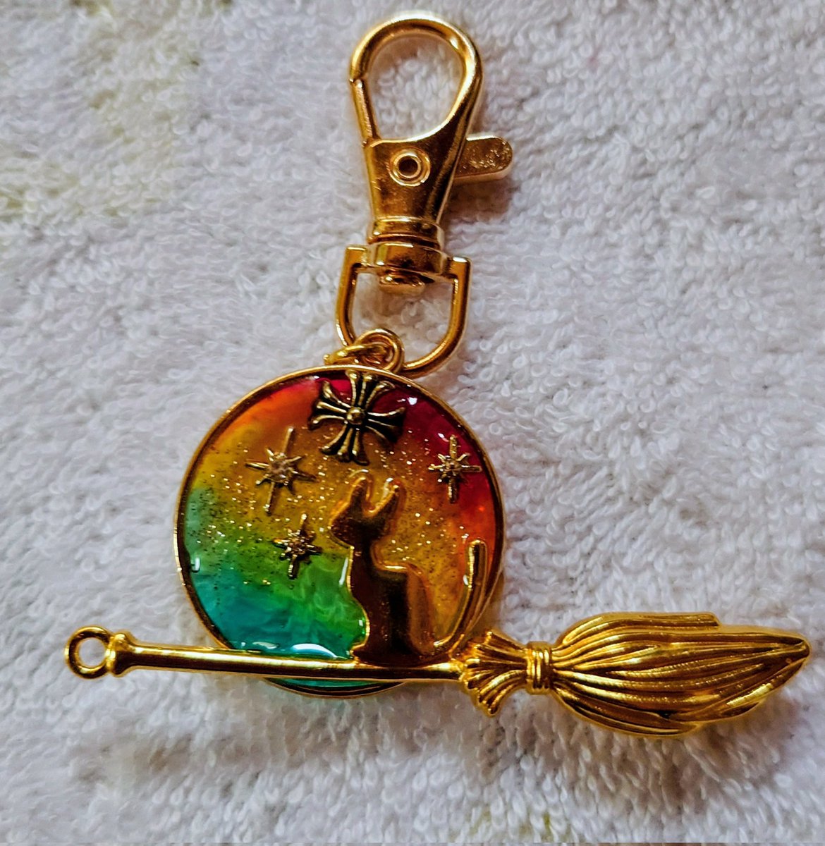 GU4MuEPsigsoCWH's tweet photo. レジン作品🌈可愛い猫ちゃん魔法のほうきに乗って✨#ろみレジン作品 https://t.co/5tol7YmhRy