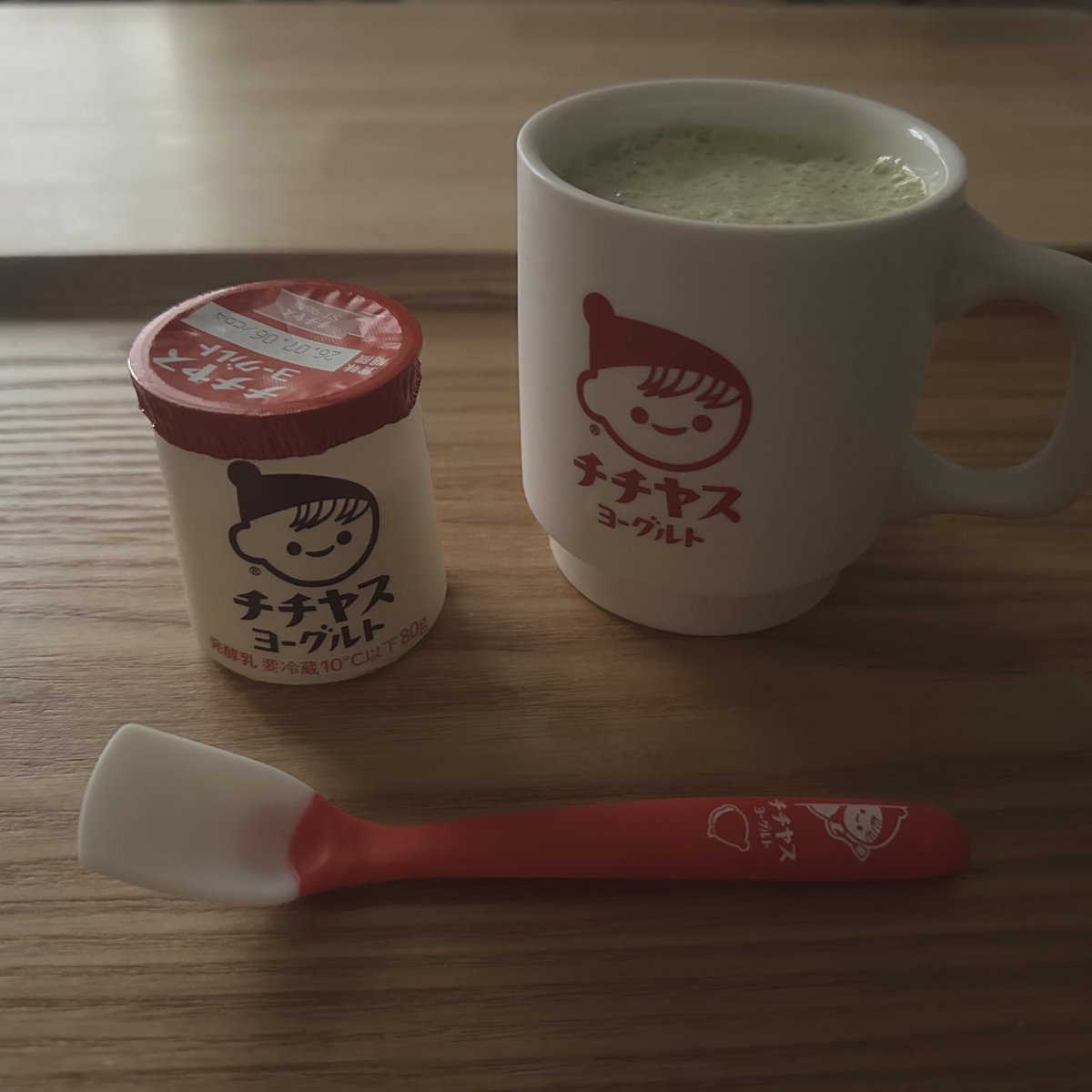 khk_2O's tweet photo. 朝ごはん🌞
雨降りの早朝はまだお部屋の中が薄暗い…🥱🔅
ちょっと胃がしんどい朝はチー坊セットで元気をもらいます🥲💖
今朝もスムージーはバナナとセロリ🌿
セロリを一緒に入れることで、バナナの甘々な感じが和らいでスッキリ飲みやすい😌🫶🏻 https://t.co/gmS8cfOq9U