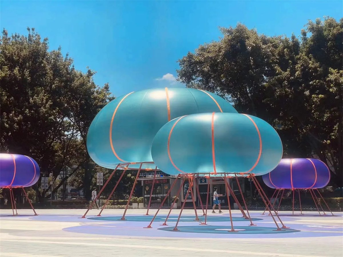 amdnkh's tweet photo. Floating Pavilion | Shenzhen, China
مجسمات مستوحاة من قناديل البحر تحاكي ألوانها وخفتها وحركتها الهادئة. فكرة بسيطة غيّرت سلوك الناس قبل ما تغيّر شكل المكان، وحوّلت ساحة عبور إلى وجهة يقصدها الجميع.

أشوف أن مثل هالأفكار تقدر تنجح في السعودية إذا أعدنا تفسيرها بما يعكس هويتنا وثقافتنا، بدل استنساخها كما هي.

لو بنطبّق فكرة مشابهة في السعودية، وش العنصر المحلي اللي ممكن نستلهِم منه التصميم ؟