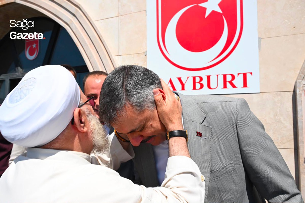 sagcigazete's tweet photo. Bayburt’ta Milli Türk Talebe Birliği ziyaretinin ardından yaşlı bir vatandaş, Mustafa Çiftçi’nin alnından öptü. https://t.co/C2CVrfbWh5