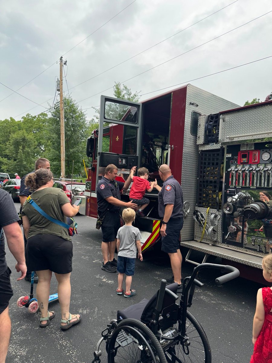 SatyaForMadison's tweet photo. Happy Fourth of July! I had a great time this morning at the Hawk's Landing, Junction Ridge, and Orchard Ridge parades. Thanks to all the parade organizers - and participants - and to our firefighters for leading the parades. Madison has such great neighborhoods! https://t.co/7mCDJzkzPz