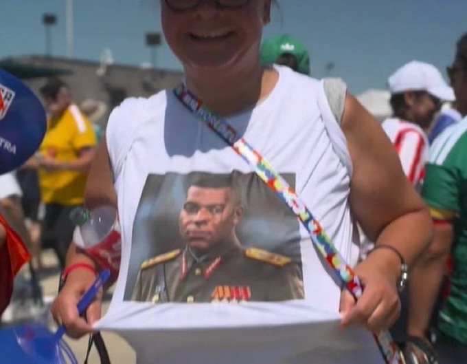 darkwebhaber's tweet photo. Bir Paraguay taraftarı "Dictator Mbappe" tişörtü giydi. https://t.co/kG3ftzSJLp
