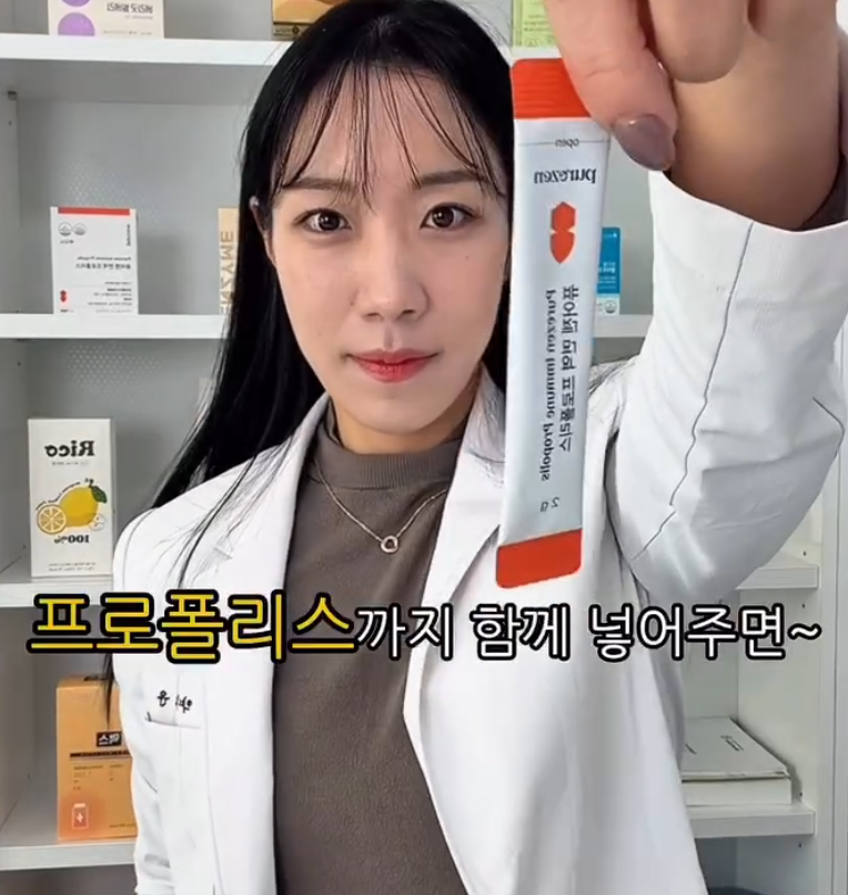 laterinfo_'s tweet photo. 약사가 추천하는 목감기 명약 조합

환절기에 목이 붓고 아플 때, 열까지 가기 전에 미리 챙기면 좋은 조합임.

1.베이스는 '구풍해독탕'
-항생제와 진통제 역할을 같이 하는 한방 명약, 아이부터 어른까지 가능 
-성인은 1일 3회 1포를 식전·식간에

2.비타민C를 평소 2배로 
-바이러스와 싸울 때 실시간으로 소모돼서 감기 초기 대응에 필수 
-감기 기간 단축 효과도 있음 (성인 약 8%, 아이 약 14~18% 감소)

3.프로폴리스 추가 
-항염·항바이러스 작용으로 감기 바이러스와 염증을 직접 겨냥

복용 꿀팁 
-따뜻한 물에 세 가지를 다 넣고 섞기 
-그냥 삼키지 말고 목을 적시듯 천천히 마시면 효과가 배가됨

증상별 추천 조합 
-감기몸살: 갈근탕 + 비타민C 
-맑은 콧물감기: 소청룡탕 + 비타민C 
-노란 콧물감기: 갈근탕가천궁신이 + 비타민C 
-건조한 기침: 맥문동 + 비타민C

결국 핵심은 열나기 전 초기 대응 + 비타민C 2배. 증상에 맞는 조합을 미리 챙겨두면 감기 초기에 요긴함.

※ 한약·영양제도 체질이나 복용 중인 약, 나이에 따라 안 맞을 수 있으니(특히 어린아이), 복용 전 약사·의사와 상담하는 게 안전함.