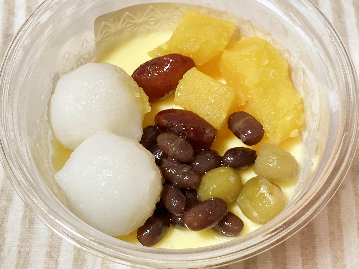 02_z3's tweet photo. セブンイレブン モーモーチャーチャー。混ぜると、とろけるように滑らかなココナッツブラマンジェやクレームアングレーズに団子・芋羊羹・豆甘露煮のもちもちほくほく食感が楽しい。ココナッツの風味とミルキーなコクが口いっぱいに広がり、すっきり甘くてサラッと食べられおいしかった。 https://t.co/y7I70f17Yd