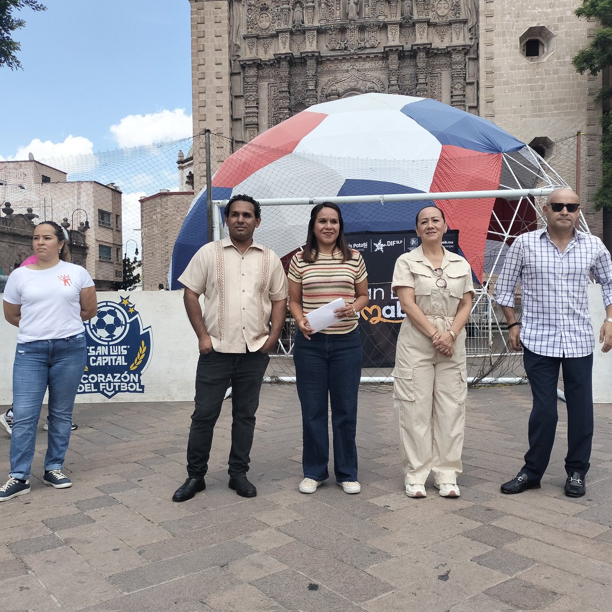 DIFMunicipalSLP's tweet photo. Vivimos el Mundialito Inclusivo Plaza del Carmen. El Alcalde @EF_Galindo imvitó a la población a disfrutar de este deporte como parte complementaria de las transmisiones mundialistas. La tarde este sábado y el domingo por la mañana disfrutarán de esta disciplina @EstelaArriagaM https://t.co/0Exd5JpUFQ