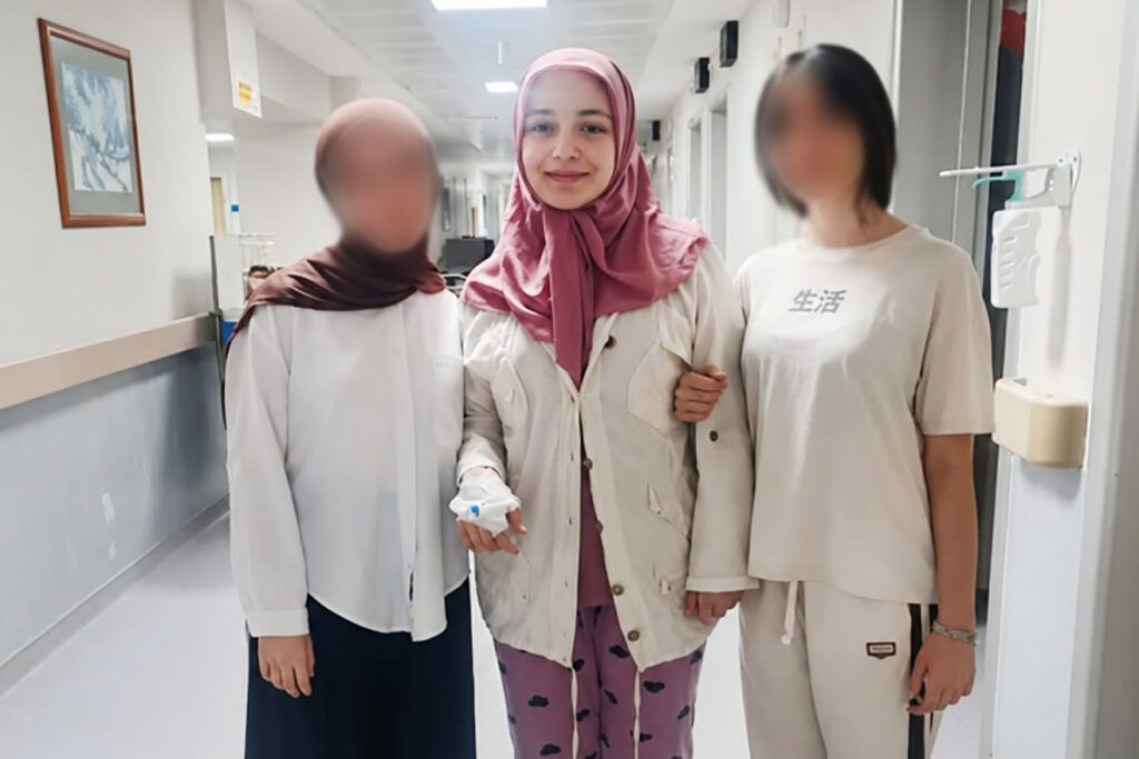 velevnews's tweet photo. Skolyoz ameliyatının ardından omurgasına 22 vida yerleştirilen 21 yaşındaki üniversite öğrencisi Meryem Yılmaz'ın, tutuklu bulunduğu cezaevinde bayılma ve baş dönmesi şikâyetleri yaşadığı belirtildi. Ailesi, tedavisinin aksadığını belirtiyor.

Detaylar @velevpress'te... https://t.co/eUWKj41FwW