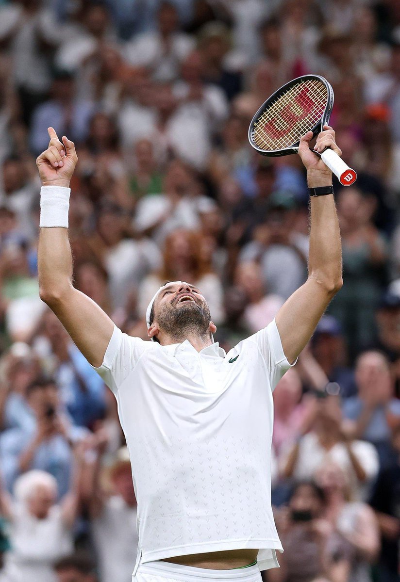 Tiempodetenis1's tweet photo. 🥹 Grigor Dimitrov entendió absolutamente TODO.

🗣 "Ya tengo una historia con este techo, por lo visto. Los últimos tres partidos ha sido lo mismo. Después de lo del año pasado y la forma en la que me fui, no sabía qué iba a pasar. Pero aquí estoy otra vez, y puedo reescribir todo"

🗣 "Solo intento ser honesto y vulnerable. No se trata de ganar o perder, sino de superar cada obstáculo, estar en el presente y disfrutar estos momentos. Me lo repetí más de mil veces durante el partido: ‘disfruta este momento’. No es tan común jugar acá"

🗣 "No sé cuántas veces más voy a poder volver, así que mejor aprovecharlo al máximo"