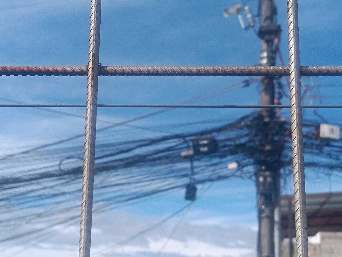 ferbuho's tweet photo. @pabelml @MunicipioQuito @amcquito @Arcotel_ec xfavor ayuda con su intervención URG en la calle Eusebio Conde, hay construcciones improvisadas y cables colgantes que la gente lleva de manera ilegal a sus casas. Se necesita una inspección de las obras y recoger esos cables. https://t.co/kFI5IpM9zY