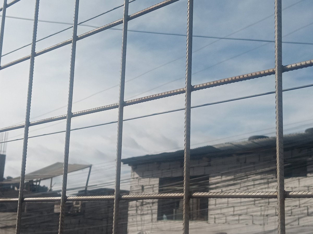 ferbuho's tweet photo. @pabelml @MunicipioQuito @amcquito @Arcotel_ec xfavor ayuda con su intervención URG en la calle Eusebio Conde, hay construcciones improvisadas y cables colgantes que la gente lleva de manera ilegal a sus casas. Se necesita una inspección de las obras y recoger esos cables. https://t.co/kFI5IpM9zY
