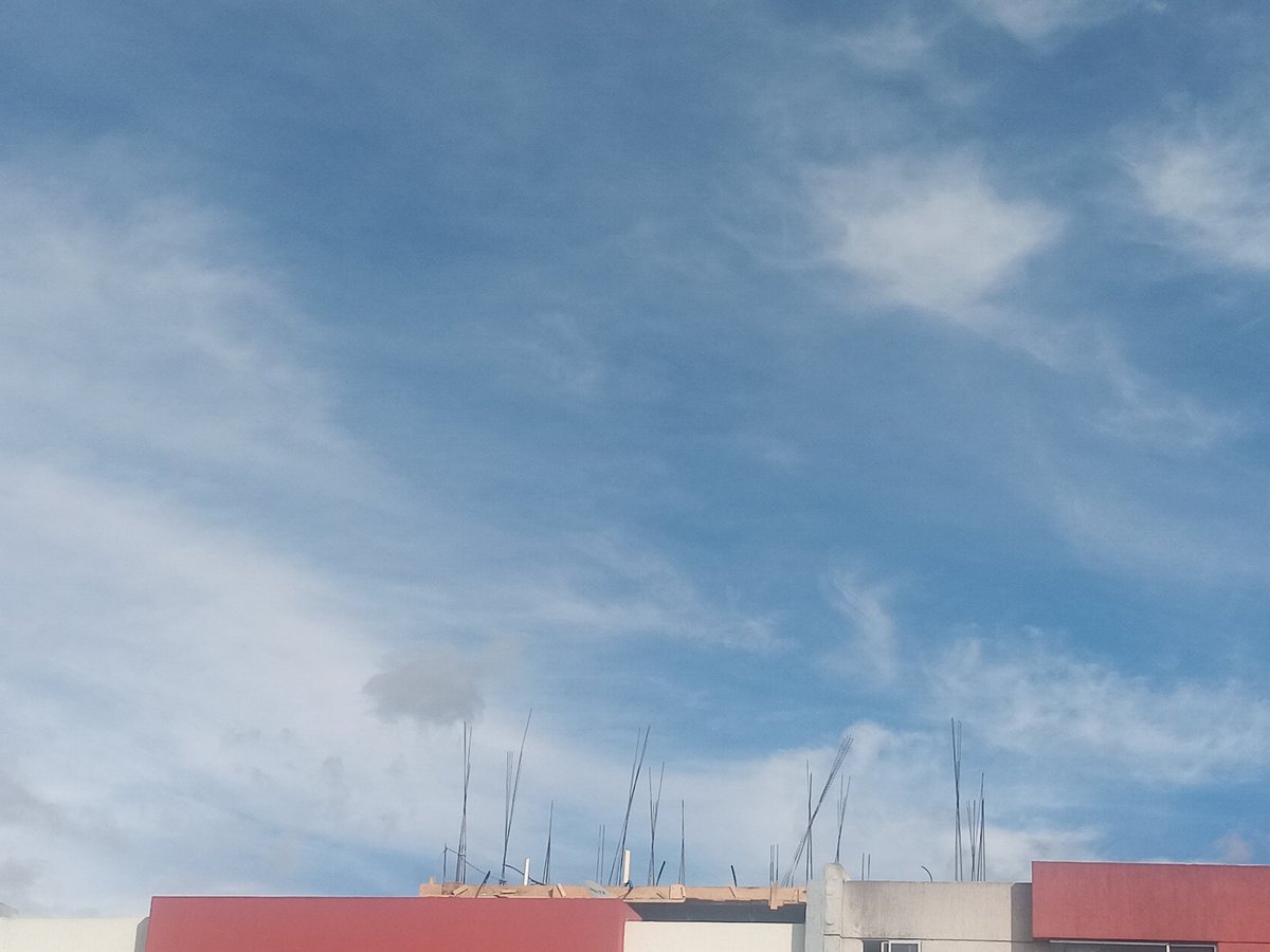 ferbuho's tweet photo. @pabelml @MunicipioQuito @amcquito @Arcotel_ec xfavor ayuda con su intervención URG en la calle Eusebio Conde, hay construcciones improvisadas y cables colgantes que la gente lleva de manera ilegal a sus casas. Se necesita una inspección de las obras y recoger esos cables. https://t.co/kFI5IpM9zY