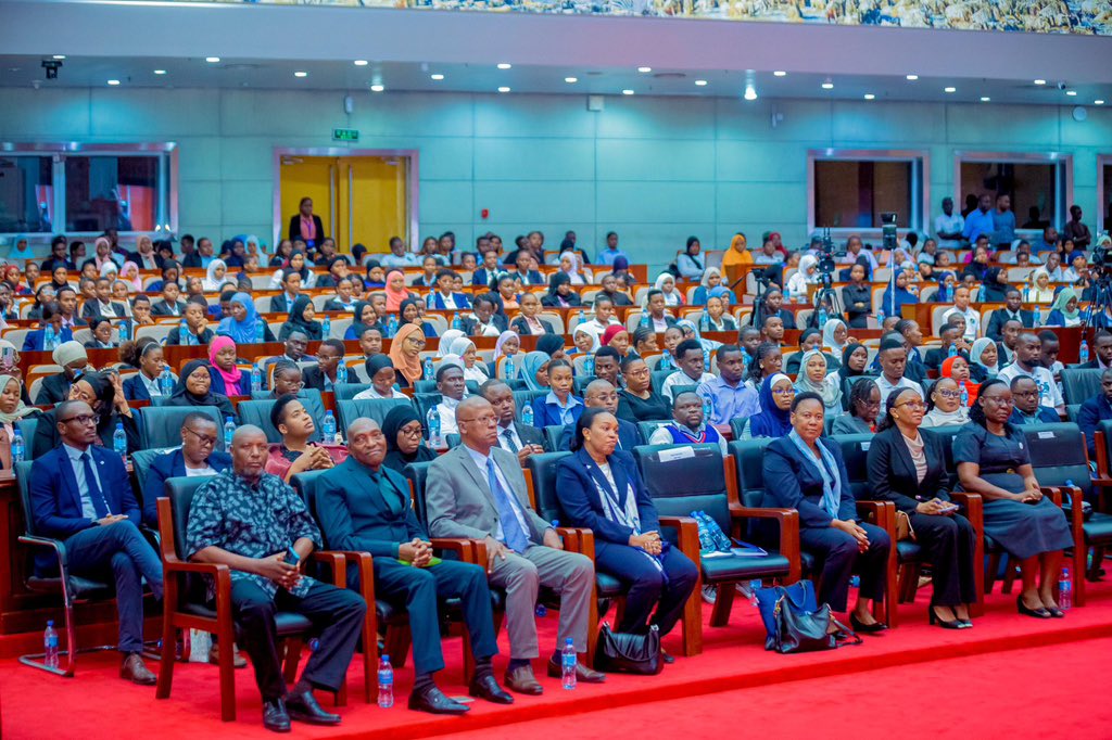 ridhiwankikwete's tweet photo. Nimeshiriki kilele cha Sherehe ya Miaka 25 ya Chuo Cha Utumishi Wa Umma Tanzania kilochofanyika katika Ukumbi wa JNICC-Dar Es Salaam. 

Katika sherehe hizo ambazo zimepambwa na Mwaliko wa Wakuu waliopita wa Chuo hiko an Taasisi ambazo Zimefanya kazi na Chuo hicho katika kipindi cha miaka 25, tumepokea na kutoa vyeti na tuzo za shukrani kwa wite walioshiriki kufikia mafanikio ya Chuo Chetu leo. Katika sherehe hizo pia, nimewakumbusha umuhimu wa chuo hiki kwa Watanzania hasa umuhimu wa kuendelea kufundisha na kukuza utumishi wa Umma Tanzania. 

#KaziNaUtu. #KaziInaendelea