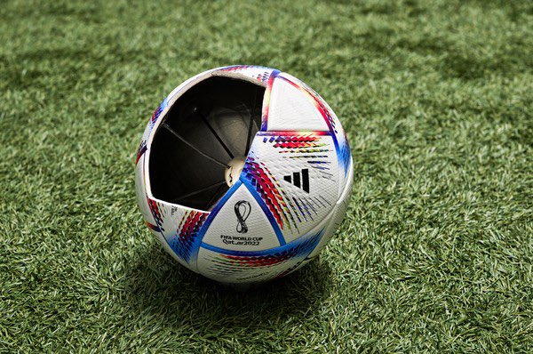 Botecoo2021's tweet photo. ⚽️ Tecnologia do chip na bola não tem previsão de chegar ao futebol brasileiro.

A tecnologia é exclusiva da Adidas, protegida por patente, inclusive.

🗞️ @geglobo 
📸 Divulgação/Adidas https://t.co/TIilhWWp6j