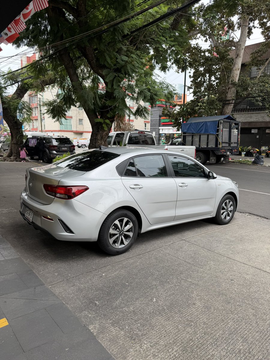 IvanGuerreroMH's tweet photo. Gente naca! Se le dijo a esta señora que no estaba estorbando el paso y le valió. Grosera aparte. @En_laDelValle Parroquia y Bartolache @UCS_GCDMX @VigimoviCDMX https://t.co/tNxEXH5973