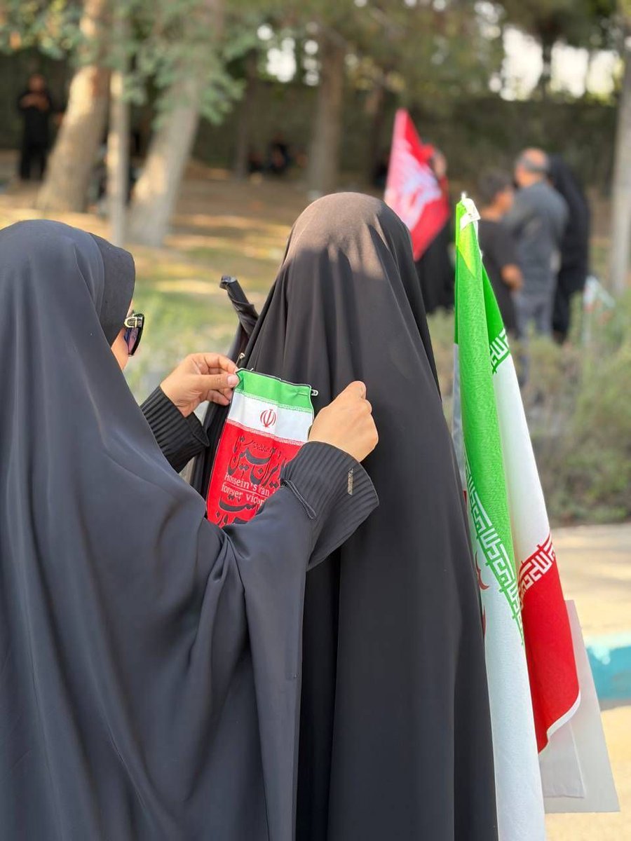 HashemiTahere's tweet photo. اون روزها، پشت خاکریز بودن.
امروز، گوشه و کنار مصلی.
یکی وسایل رو مرتب می‌کنه، یکی پذیرایی می‌کنه، یکی هماهنگی میکنه، یکی بی‌صدا یه گوشه از کار رو جمع می‌کنه.
شاید زمونه عوض شده باشه...
اما زن‌ها به قوت قبل وسط میدون‌های مهم حاضرن!
#باید_برخاست
#کشور_دوست https://t.co/I7nzK0HadD