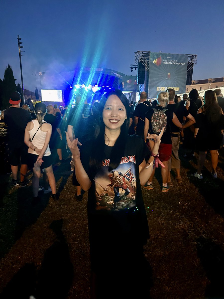 Sayaka89394411's tweet photo. IRON MAIDEN観に行って来ました！！かっこよすぎて最高でした🔥
IRON MAIDENをヨーロッパのフェスでみられる日が来るなんて夢のようです🤘

私たちも明日同じステージでライブ頑張ります！！⚔️ https://t.co/EGrMnTYZoj