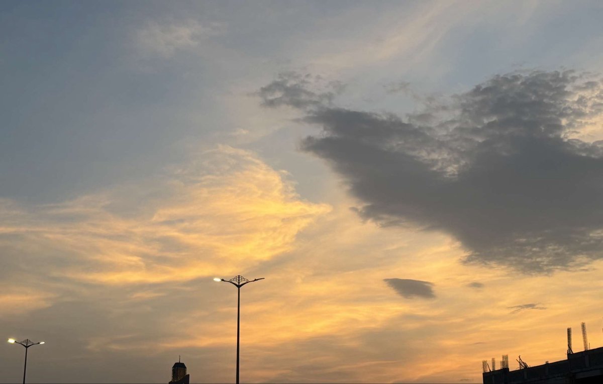 imNeil_'s tweet photo. لكل قصة حب أحلام ومدينه
ليل ونخيل وهبوب
لكل قصة حب لو كانت حزينة
 أجمل الوان الغروب
               🧡 https://t.co/zAqf1JRML3