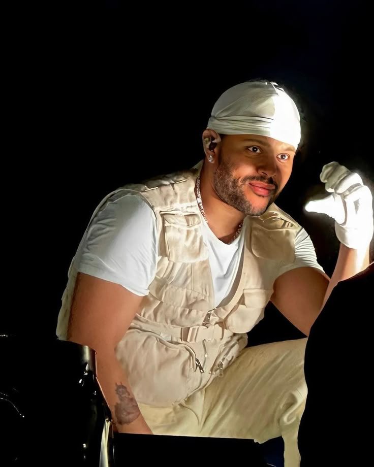 childdbel's tweet photo. I’ve been waiting for a long time for him to wear something white, because it suits him so well.
ABEL PLEASE WEAR WHİTE MORE OFTEN🙏🏼🤍
@theweeknd https://t.co/VkDplUuUEP