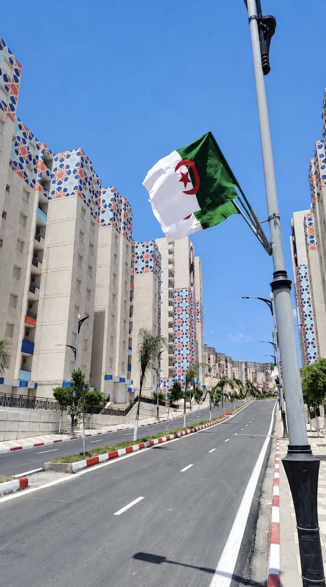 AlgeriaGatePlus's tweet photo. 🛑 قطب الرحمانية الضخم.. مدينة جديدة بمعايير عالمية تعيد رسم خارطة السكن في #الجزائر 🇩🇿 https://t.co/IsZEJvv5pU