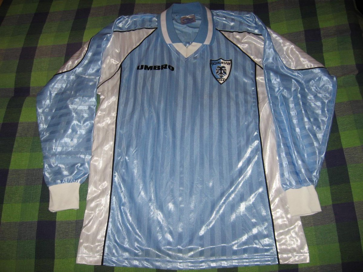 dadashubov's tweet photo. 2.formamızın da buna benzer olacağını düşünüyorum. Umbro nostalji hususunda ilgisiz yaklaşmıyor. https://t.co/Ny7p6QY5RN