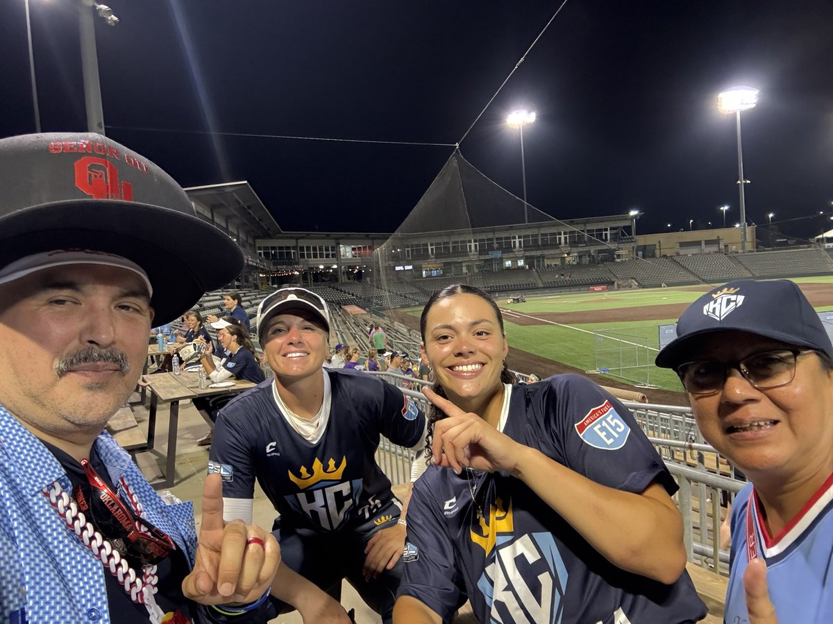 senoroukc's tweet photo. Back for our 2nd @kcdiamonds game of the season! 🥎

Great hanging out with @hopetraut again while repping our customized #DesignedBySeñorOU gear! 

Always a fun night seeing fellow Sooners &amp; supporting @OU_Softball in KC! 

#KCDiamonds #OUDNA #KCSooners #BoomerSooner https://t.co/7Wyif7KhfF