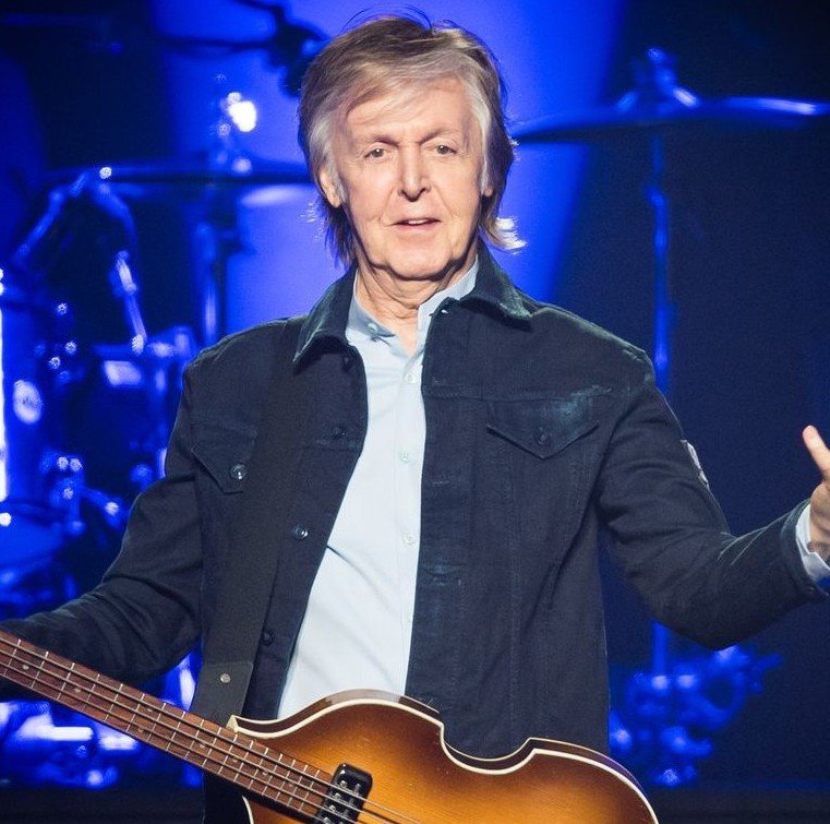 TheSwiftSociety's tweet photo. 🚨| Paul McCartney performed "I Want to Hold Your Hand" at Taylor Swift's wedding https://t.co/WqIPGFLdQM