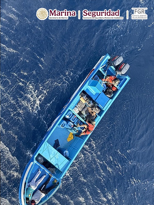 SEMAR_mx's tweet photo. En alta mar no existe margen para el error.

Gracias al profesionalismo, preparación y coordinación del personal naval en funciones de Guardia Costera, una operación de vigilancia marítima en aguas del Pacífico concluyó con el aseguramiento exitoso de un cargamento con un peso aproximado de 2.9 toneladas de presunta cocaína, dos embarcaciones y cuatro personas detenidas. 

Esta contundente acción debilita las estructuras financieras de la delincuencia organizada, generando una afectación económica estimada en 652 millones 941 mil 250 pesos MXN y evitando la distribución de casi seis millones de dosis.

Con este resultado, sumamos cerca de 77 toneladas de presunta droga asegurada en la presente administración; cifra que reafirma nuestro compromiso permanente de fortalecer el Estado de Derecho, proteger los mares mexicanos y velar por la seguridad de la nación.

Conoce mayor detalle en: https://t.co/f7glKEZW92