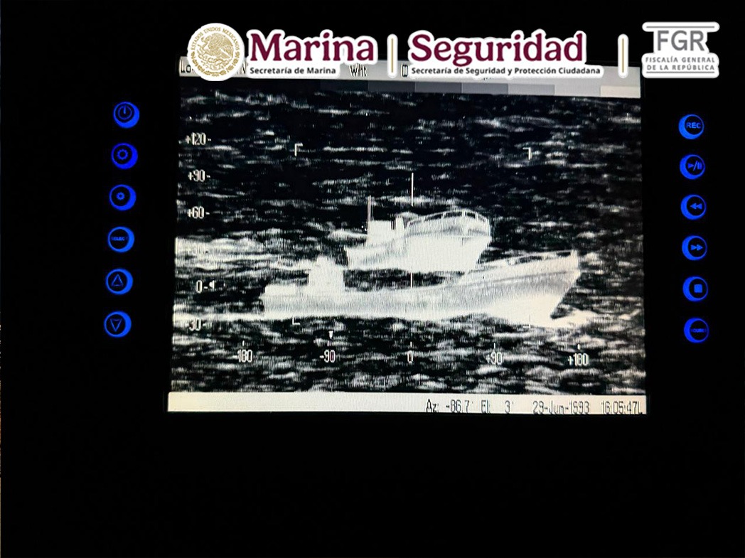 SEMAR_mx's tweet photo. En alta mar no existe margen para el error.

Gracias al profesionalismo, preparación y coordinación del personal naval en funciones de Guardia Costera, una operación de vigilancia marítima en aguas del Pacífico concluyó con el aseguramiento exitoso de un cargamento con un peso aproximado de 2.9 toneladas de presunta cocaína, dos embarcaciones y cuatro personas detenidas. 

Esta contundente acción debilita las estructuras financieras de la delincuencia organizada, generando una afectación económica estimada en 652 millones 941 mil 250 pesos MXN y evitando la distribución de casi seis millones de dosis.

Con este resultado, sumamos cerca de 77 toneladas de presunta droga asegurada en la presente administración; cifra que reafirma nuestro compromiso permanente de fortalecer el Estado de Derecho, proteger los mares mexicanos y velar por la seguridad de la nación.

Conoce mayor detalle en: https://t.co/f7glKEZW92
