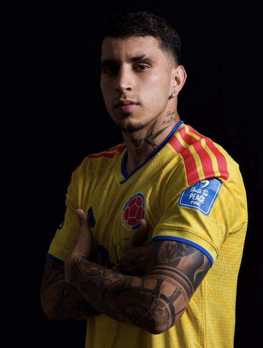 Juandiegovilll's tweet photo. No entiendo por qué están tan obsesionadas con Richard Rios, si existe este papasoteeeeee 🤤😍 https://t.co/VP5Y1FzZst