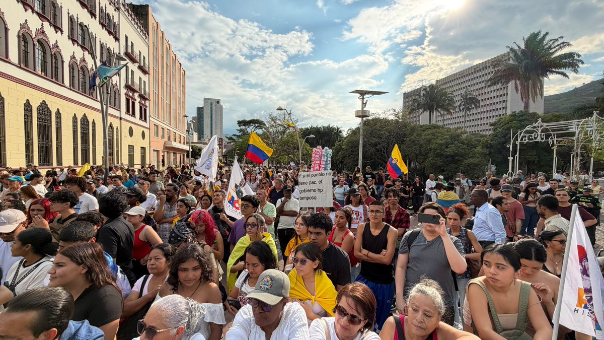alejoocampog's tweet photo. ¡Mi Cali siempre! Desde el Boulevard del Río nos preparamos para recibir a @IvanCepedaCast. 
La sucursal del cielo vestida de esperanza y progresismo✊🏽 https://t.co/6ODwoHaF0C