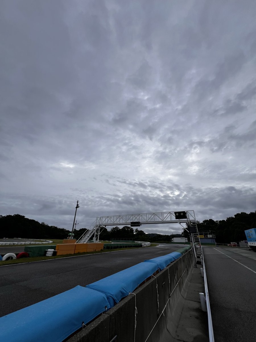 aapshinya's tweet photo. おはようございます😃
全日本スーパーモト第5戦神戸大会
天気は…まあまあ
昼前ぐらいから…っぽいですが
今日も一日
怪我少なくで
ライダーの皆さん
観戦の皆さん
スタッフの皆さん
頑張ってください https://t.co/BqCuBkntXf