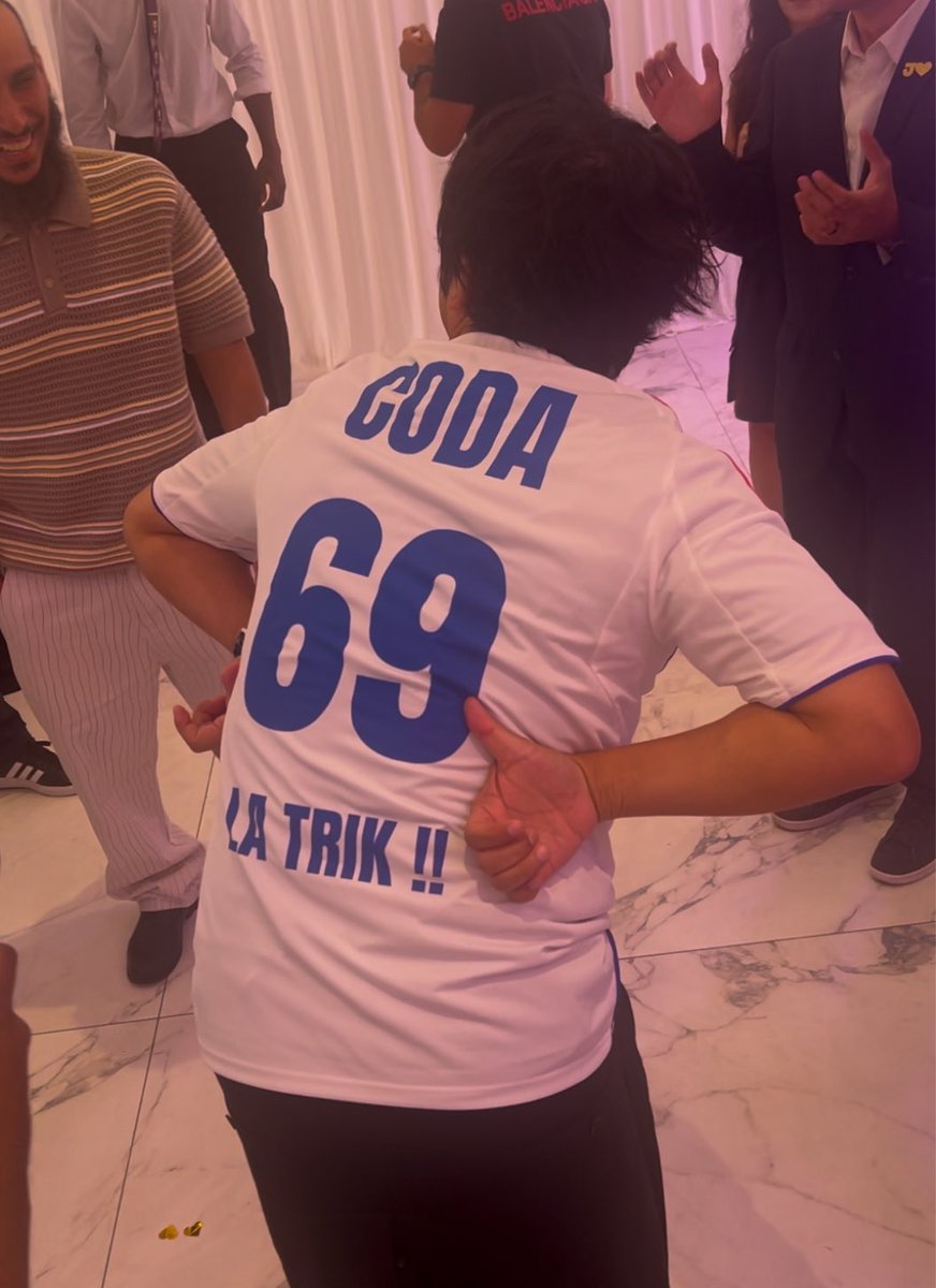 gaak_fr's tweet photo. 🚨INSOLITE : le chanteur CODA (Jojo’s Bizarre Adventure) porte le maillot de L’OL à l’occasion de son 1er concert en France 🇫🇷⚽️

Floqué « 69 LA TRIK » 😂 https://t.co/Z2Ts78d3NJ