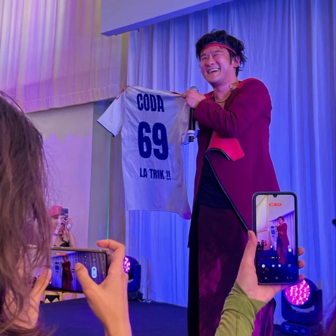 gaak_fr's tweet photo. 🚨INSOLITE : le chanteur CODA (Jojo’s Bizarre Adventure) porte le maillot de L’OL à l’occasion de son 1er concert en France 🇫🇷⚽️

Floqué « 69 LA TRIK » 😂 https://t.co/Z2Ts78d3NJ