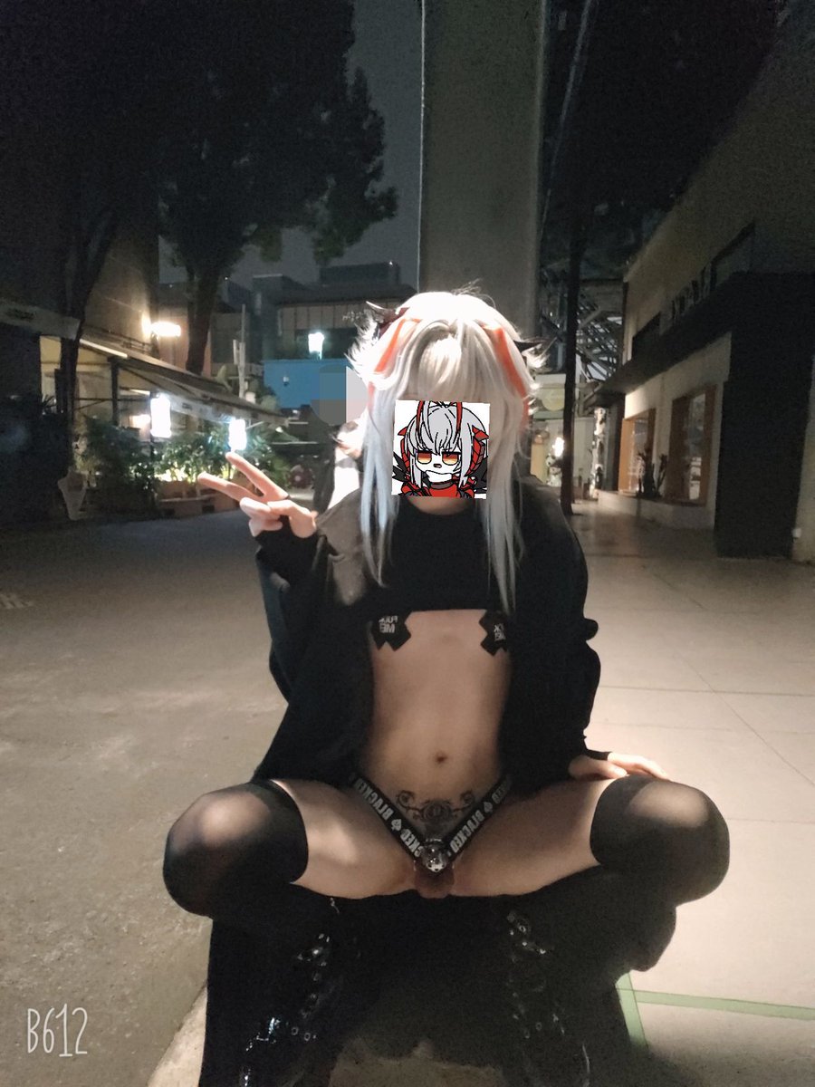 syydsnjsw's tweet photo. 散散步？其实是移动的精盆！发现了可以往里面狠狠的灌注哦（）
露出还是挺爽的，为了拍摄清晰不得不走灯光亮人多的地方也是加倍刺激呢，最后也是脱光光走了一段，灯光照得骚b身体一览无余！微风和冷气也在不断刺激着皮肤，那种物理和精神的双重折辱或许就是喜欢露出的理由吧～🥵 https://t.co/EcP2iyNVSL