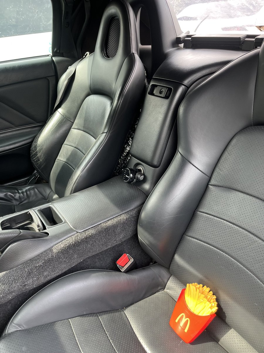 mugaishinden's tweet photo. ホンダS2000初期型。ホンダがある意味アレだった頃の最期の力作だろう。ホンダというよりも日本のメーカー全てがこの時期を以て路を誤った様に感じてならない。今の時代にこのクルマを企画したら先ず却下されるね。強いエンジンメーカーの遺産。なのでずっと一緒にいようと。 https://t.co/dCdrSz3OIN