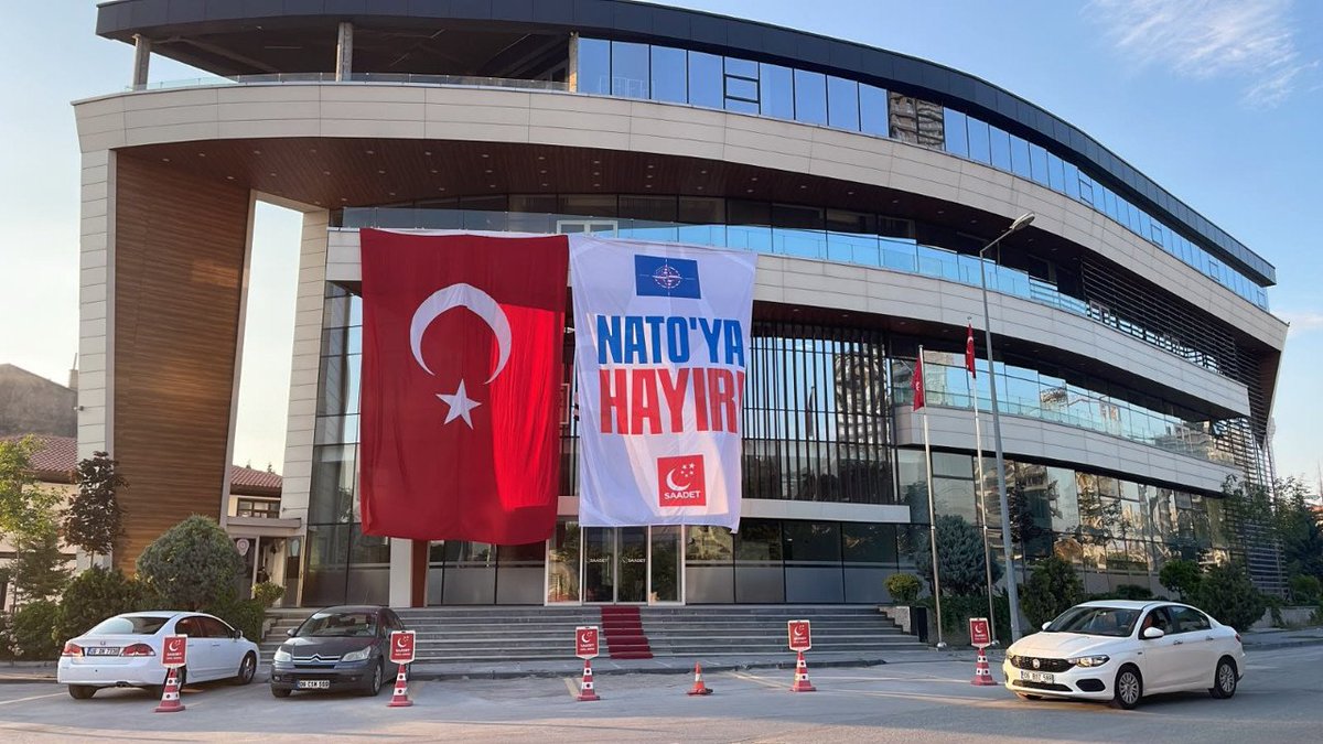 AydinlikGazete's tweet photo. 📌Ankara'da 7-8 Temmuz'da yapılacak NATO Zirvesi öncesinde başkentte güvenlik önlemleri artırılırken, Saadet Partisi Genel Merkezi'ne "NATO'ya Hayır" yazılı pankart asıldı. 

🟥Parti, zirve öncesinde NATO'ya yönelik tepkisini genel merkez binasına astığı pankartla ortaya koydu.

https://t.co/sXDEeYCYng