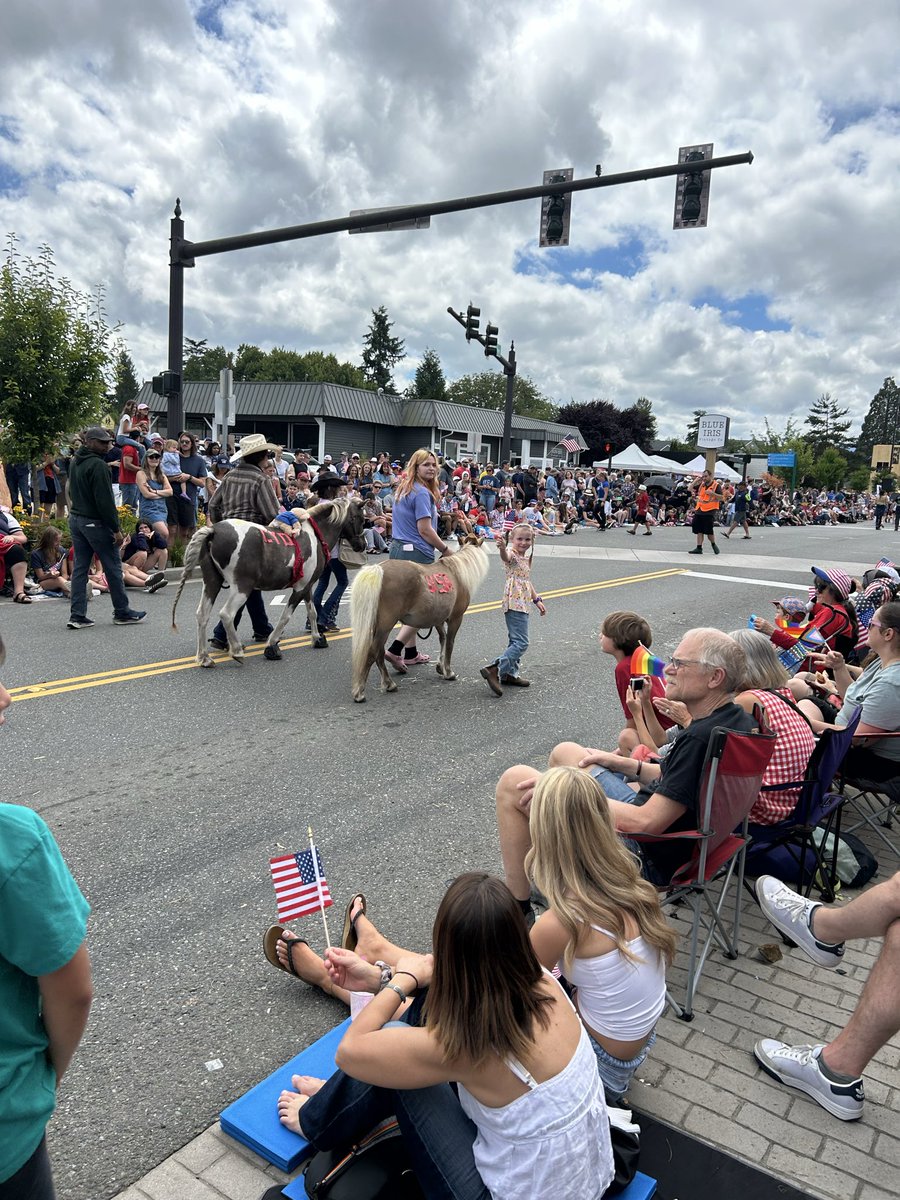nilsoniz's tweet photo. Carnation, WA!  Best 4th of July parade ever!!! https://t.co/IuQyApW8id