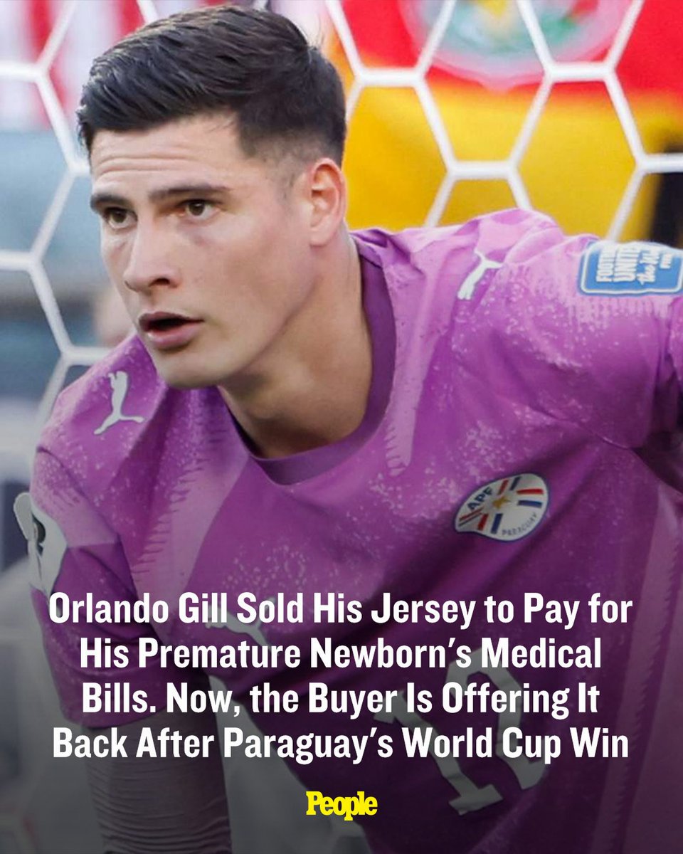 delpynews's tweet photo. ▶️ ¡ORLANDO GILL LLEGÓ A LA PRESTIGIOSA REVISTA PEOPLE! | 🇵🇾🧤

La historia del arquero de la Albirroja ganó repercusión internacional y fue destacada por la revista People.

📰 El medio recordó que Gill vendió una camiseta para cubrir gastos por el nacimiento de su bebé prematuro y que, tras su gran actuación con Paraguay, el comprador ofreció devolvérsela.

📸peoplemagsports (Instagram)