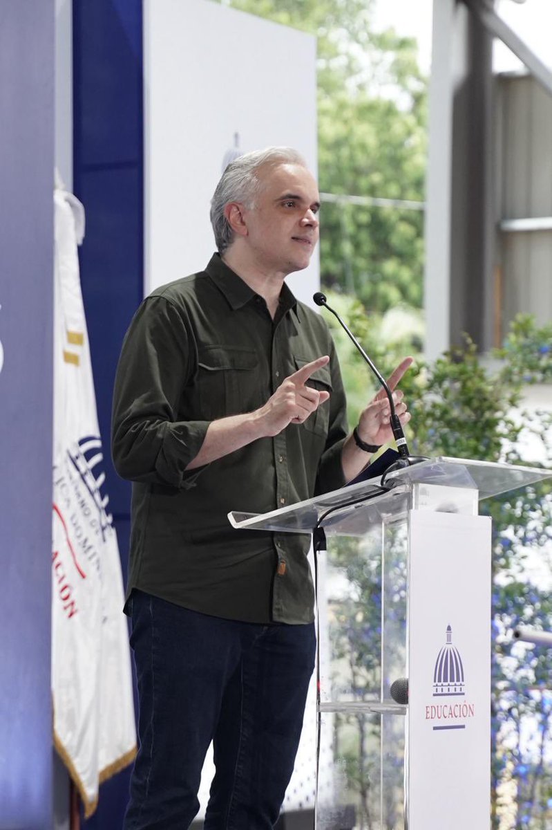 EducacionRDo's tweet photo. Durante su intervención, el ministro Luis Miguel De Camps expresó su confianza en que el nuevo #TechadodeCancha se convertirá en un punto de encuentro para el desarrollo de nuevas habilidades y experiencias que marcarán la vida de los estudiantes.
"A partir de hoy, este espacio también les pertenece. Cuídenlo, disfrútenlo, háganlo suyo", expresó el funcionario.