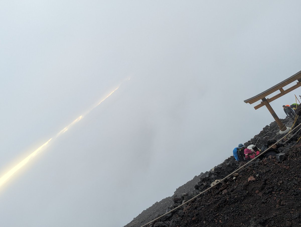 Verne_J_'s tweet photo. 富士山登った、ご来光みた🌄(ほぼ曇り) https://t.co/G3pD9A8LYp