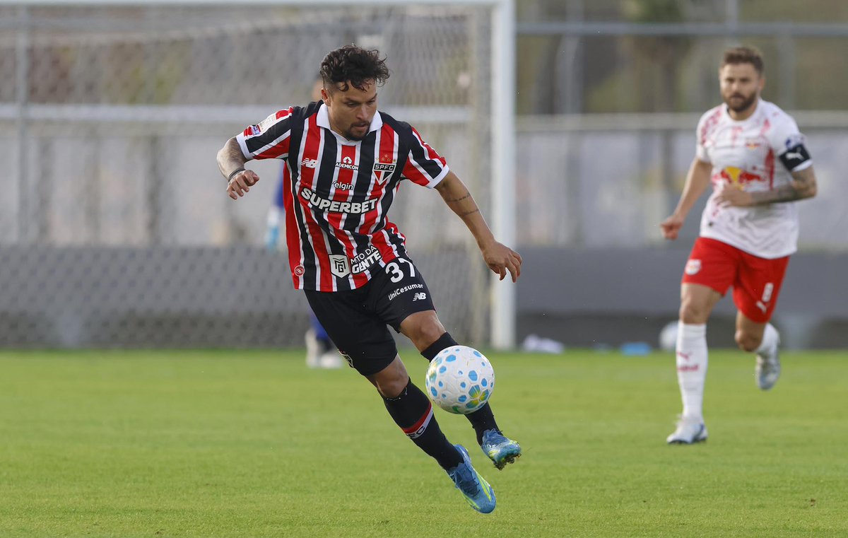SaoPauloFC's tweet photo. A preparação do Tricolor para a sequência da temporada contou com um jogo-treino diante do Red Bull Bragantino neste sábado (4), em Atibaia, no Centro de Desenvolvimento e Perfomance do clube do interior paulista.

#VamosSãoPaulo 🇾🇪

📸 Rubens Chiri / São Paulo FC https://t.co/h8bgMRQ2hi