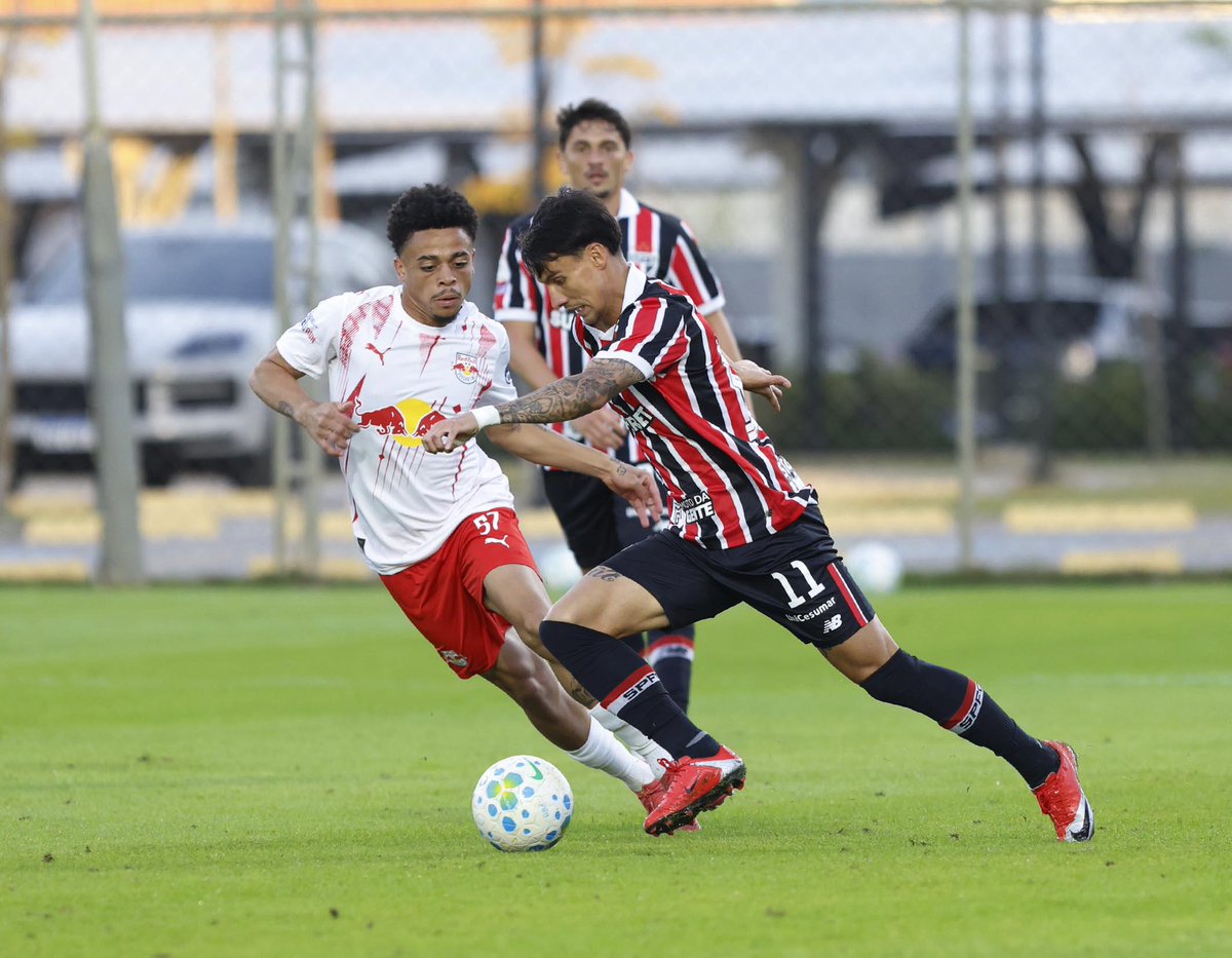 SaoPauloFC's tweet photo. A preparação do Tricolor para a sequência da temporada contou com um jogo-treino diante do Red Bull Bragantino neste sábado (4), em Atibaia, no Centro de Desenvolvimento e Perfomance do clube do interior paulista.

#VamosSãoPaulo 🇾🇪

📸 Rubens Chiri / São Paulo FC https://t.co/h8bgMRQ2hi