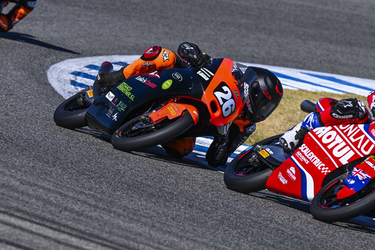 AlbertoE_26's tweet photo. Practice: P29 (+1.8 s)
Q1: P12 (+1.5 s)
Salimos P30 debido a una sanción por sector lento en la Q1. 😬
Tomamos nota y gassssss para mañana!!!!✊🔥
#roadtomotogp #motojunior https://t.co/O2cLip1j8f