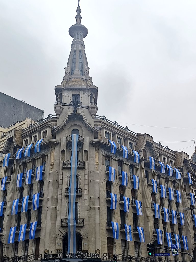 diegodeaduriz's tweet photo. espíritu patriota en la Confitería El Molino 🇦🇷 https://t.co/IiVB11WjC1